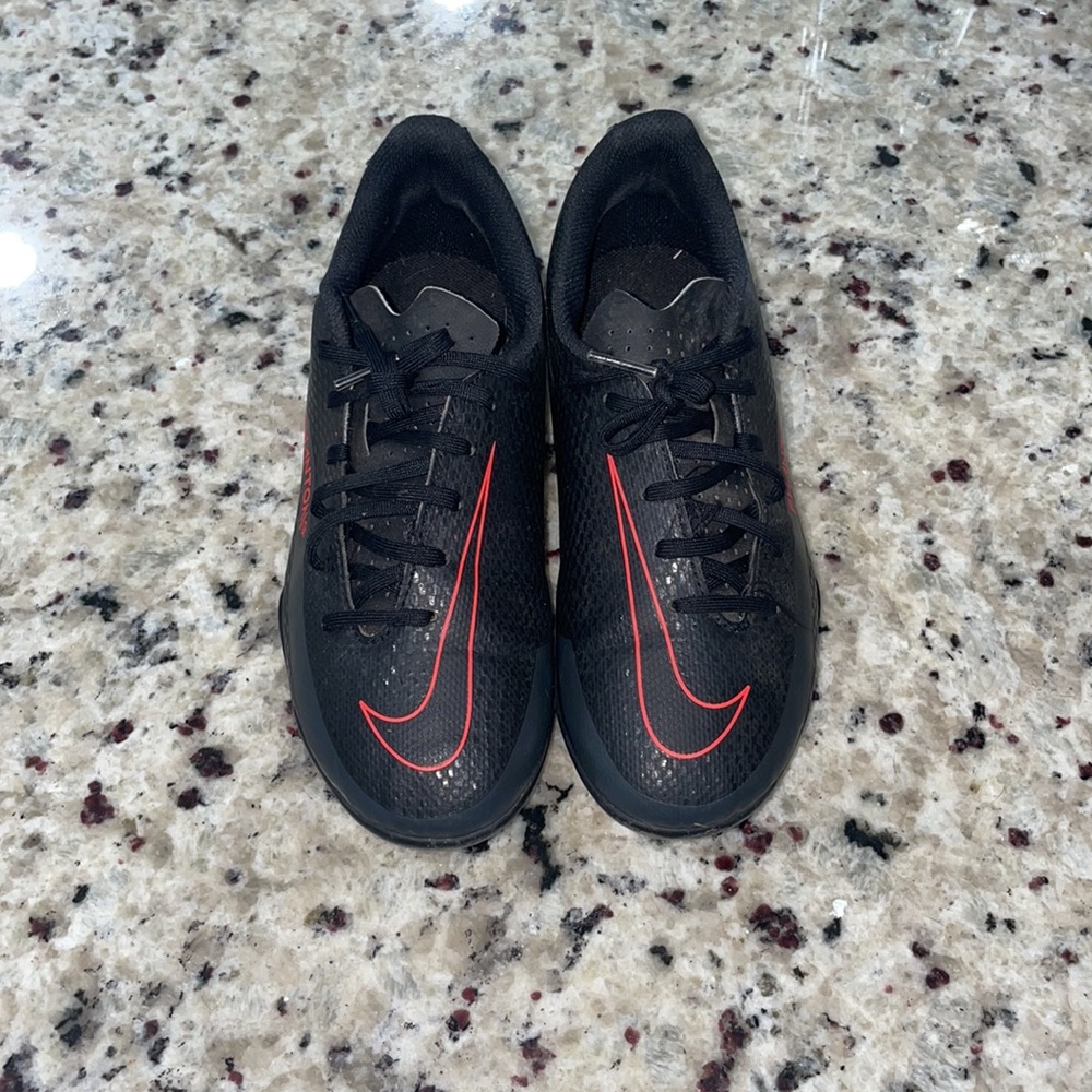 Youth Nike Phantom Cleats- size 2.5Y